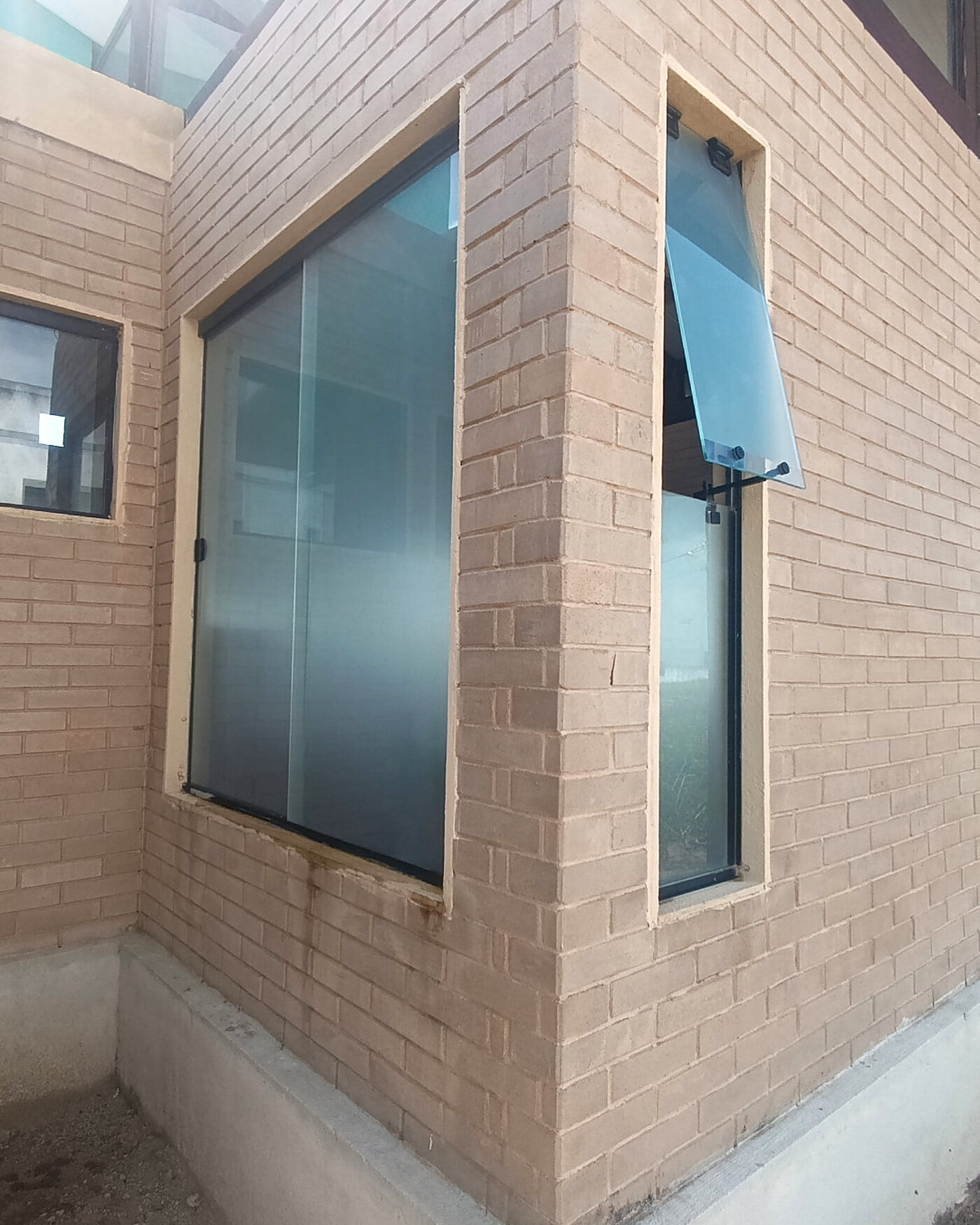Janelas de casa com película jateada aplicada, garantindo privacidade com entrada de luz